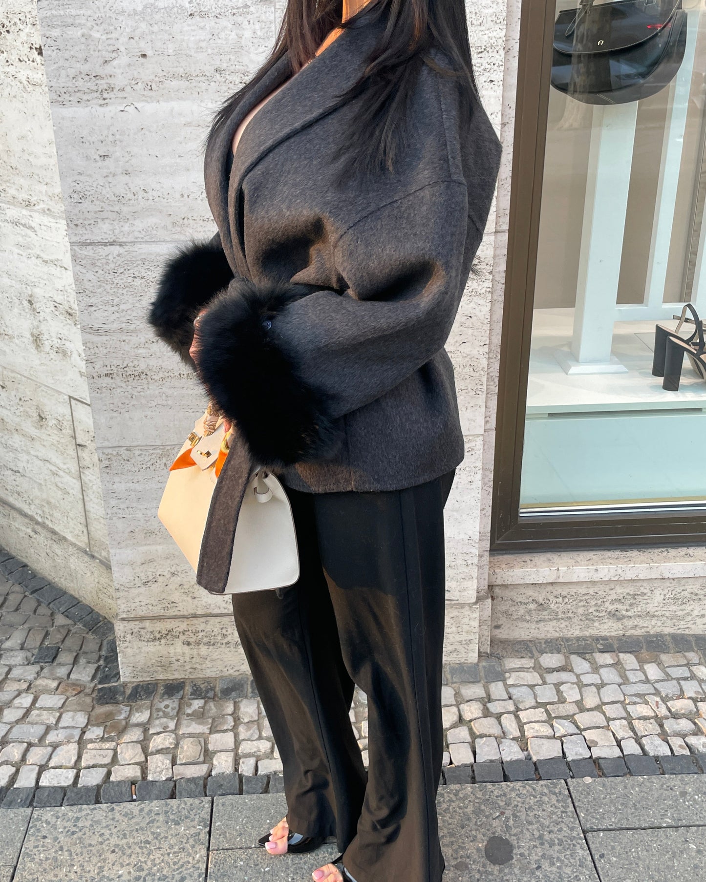 Cappotto corto in lana con rifiniture in pelliccia