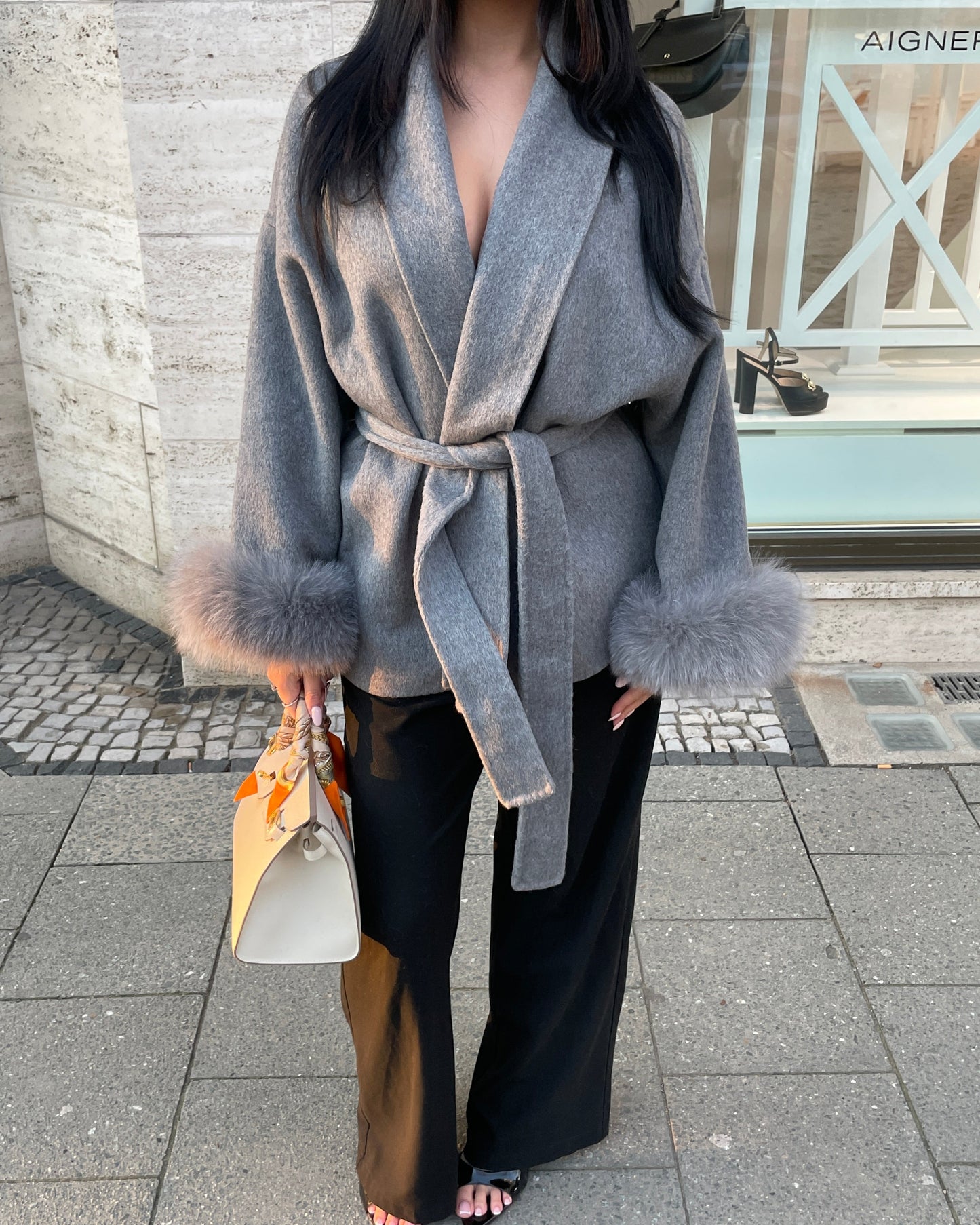 Cappotto corto in lana con rifiniture in pelliccia
