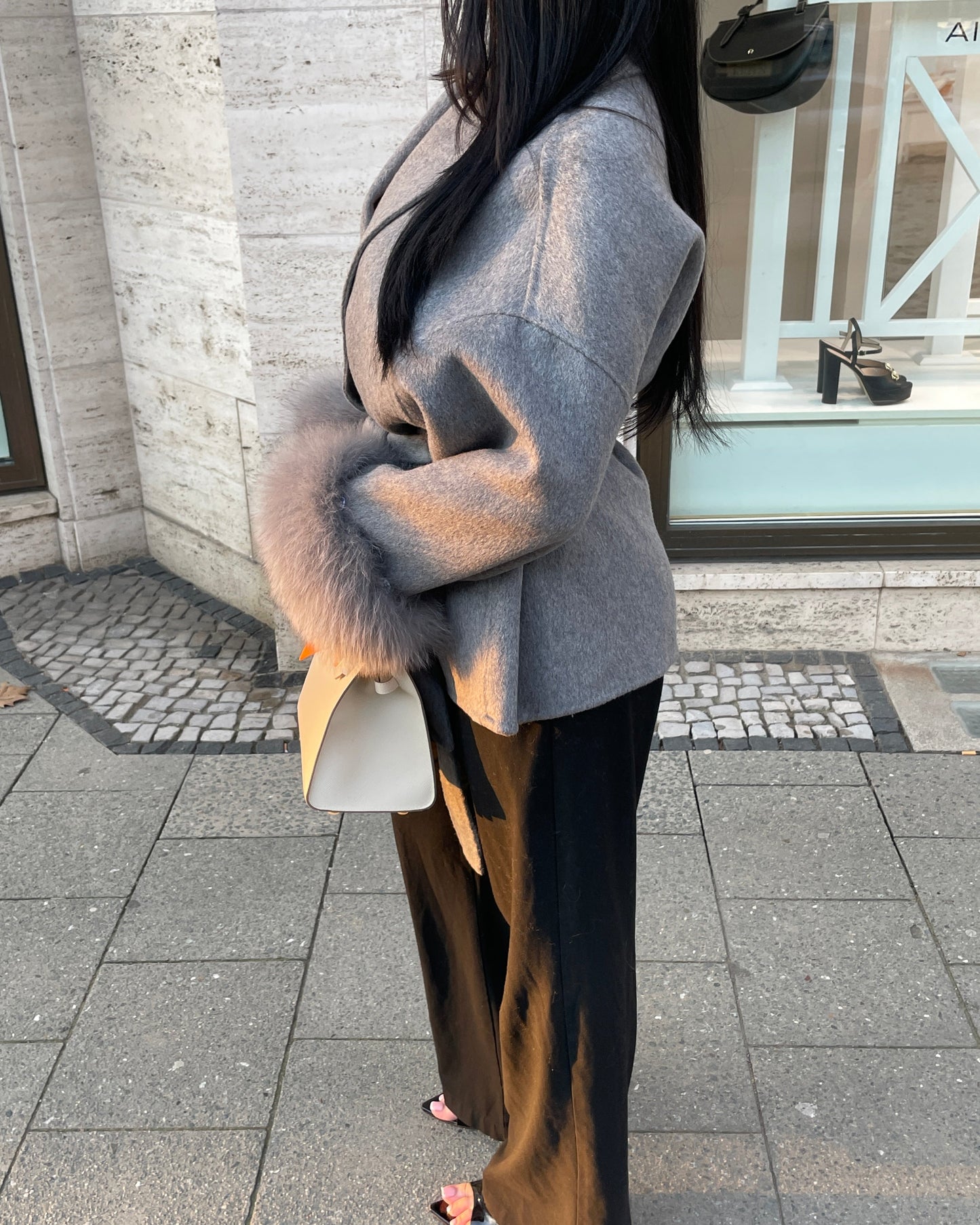 Cappotto corto in lana con rifiniture in pelliccia
