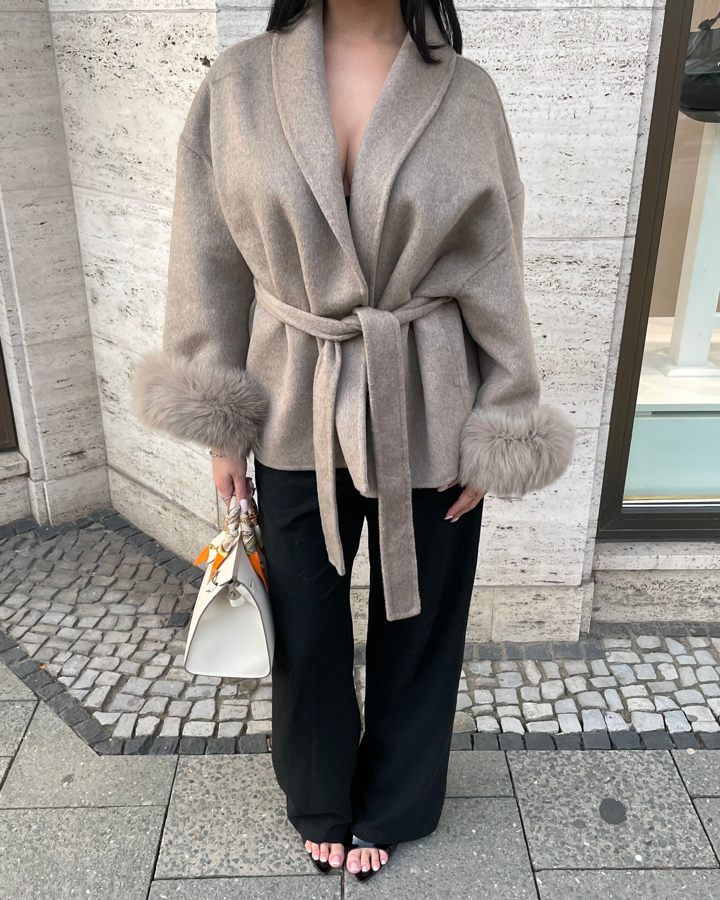 Cappotto corto in lana con rifiniture in pelliccia