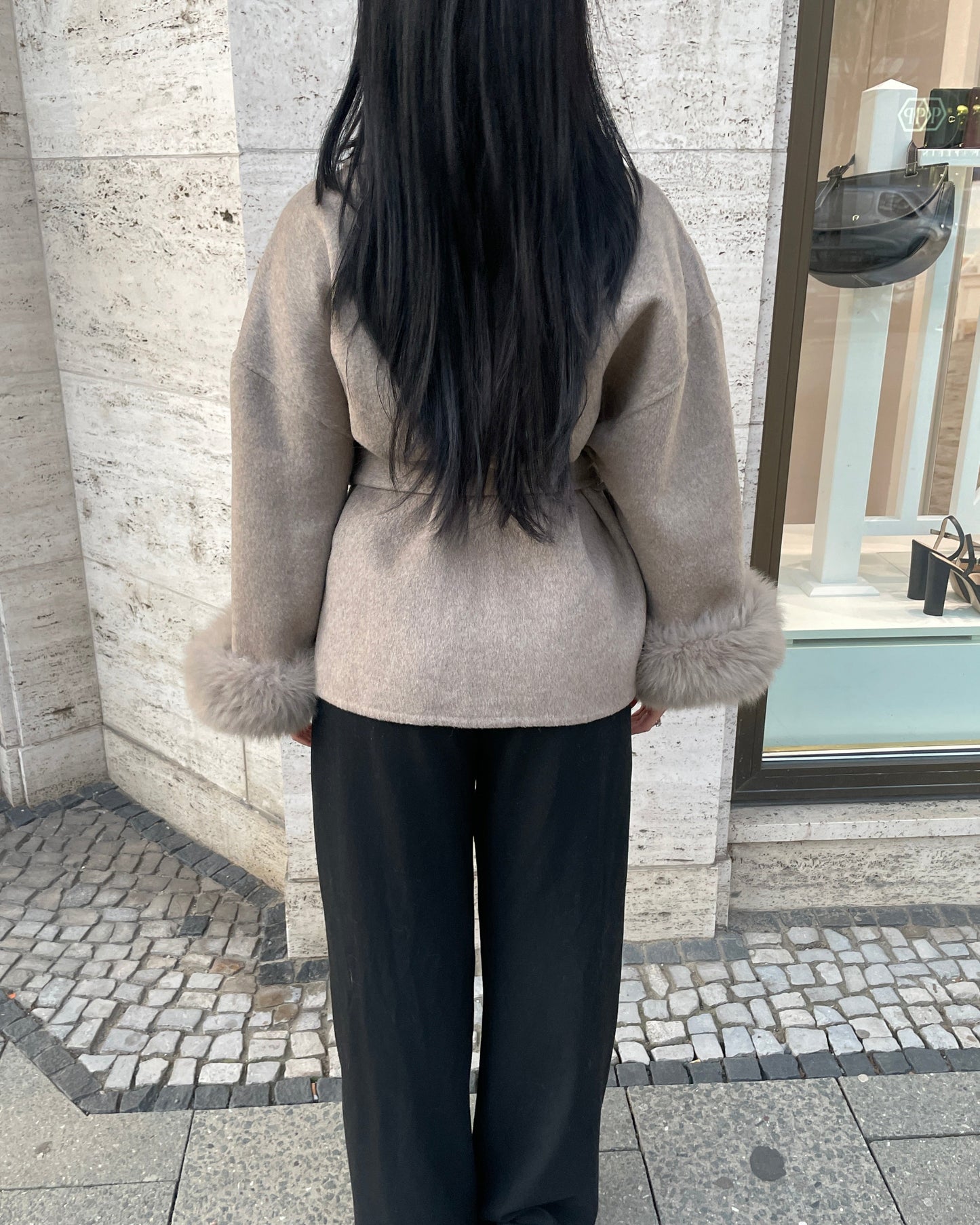 Cappotto corto in lana con rifiniture in pelliccia