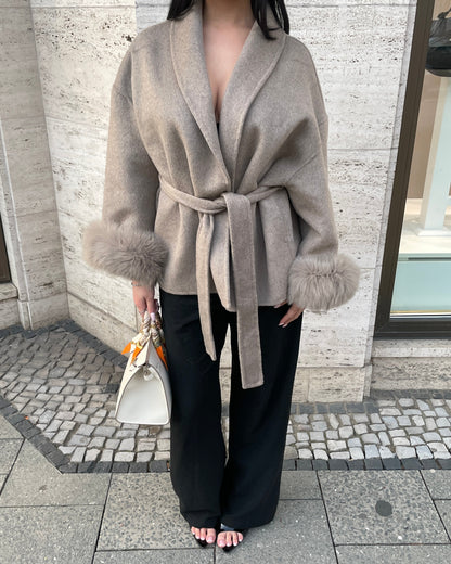 Cappotto corto in lana con rifiniture in pelliccia